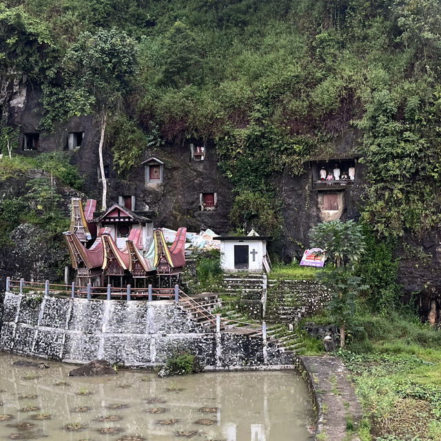 Kuburan Batu Lemo in Toraja, giving me a goosebumps 😆