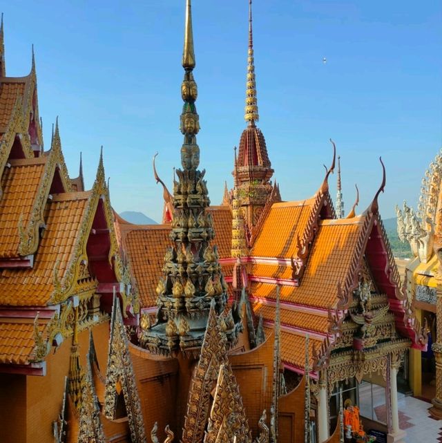 【カンチャナブリー】山頂に佇む黄金の仏像 Wat Tham Suea