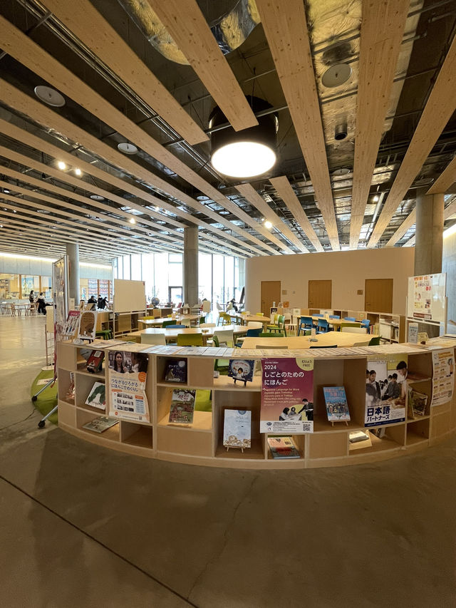 岐阜に来たらここ！スタバのある日本一美しい図書館