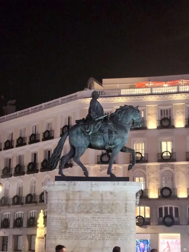 充滿拍照景點且熱鬧的馬德里廣場，「太陽門」