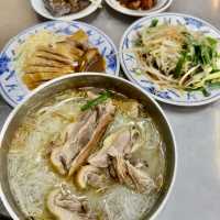 高雄金城鴨肉麵專賣店.在大立百貨公司正對面.美食小吃值得推薦大家