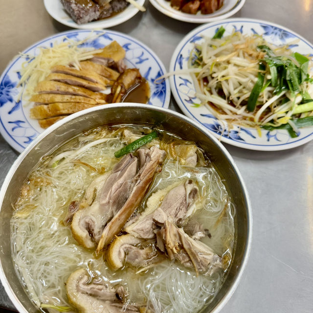 高雄金城鴨肉麵專賣店.在大立百貨公司正對面.美食小吃值得推薦大家