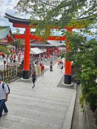 伏見稻荷大社：萬千鳥居下的壯麗祈願之旅