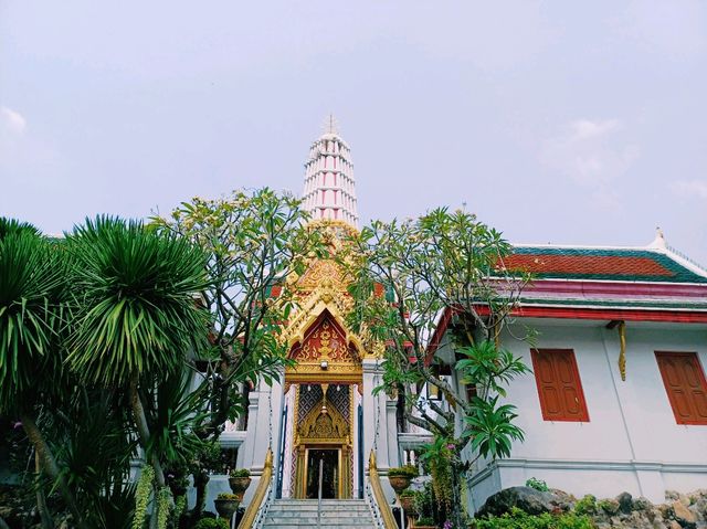 泰國曼谷市中心湄南河畔著名古跡皇家寺廟：Wat ChakkrawatRachawat Woramahawihan，適合打卡拍照📸冥想 