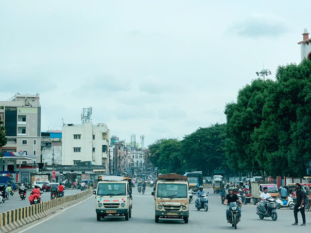 Hyderabad’s Chaotic Charm on Wheels