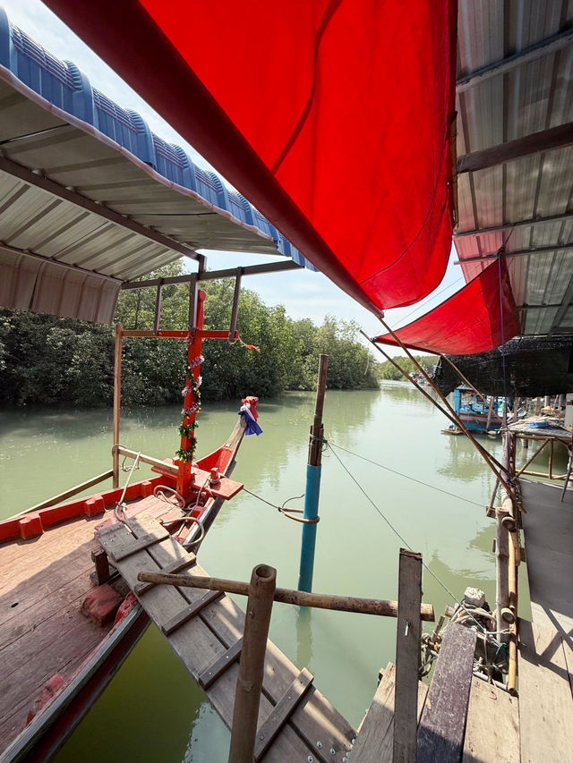 ร้านอาหารทะเล ริมป่าชายเลน บรรยากาศดี อร่อยด้วย
