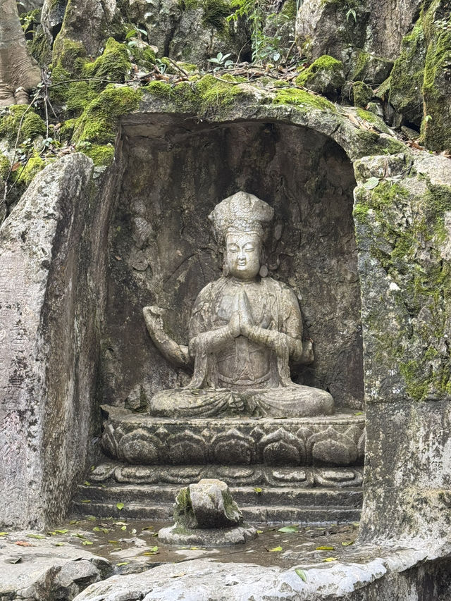 A Stroll Through Time: Feilai Feng’s Enchanting Rock Carvings