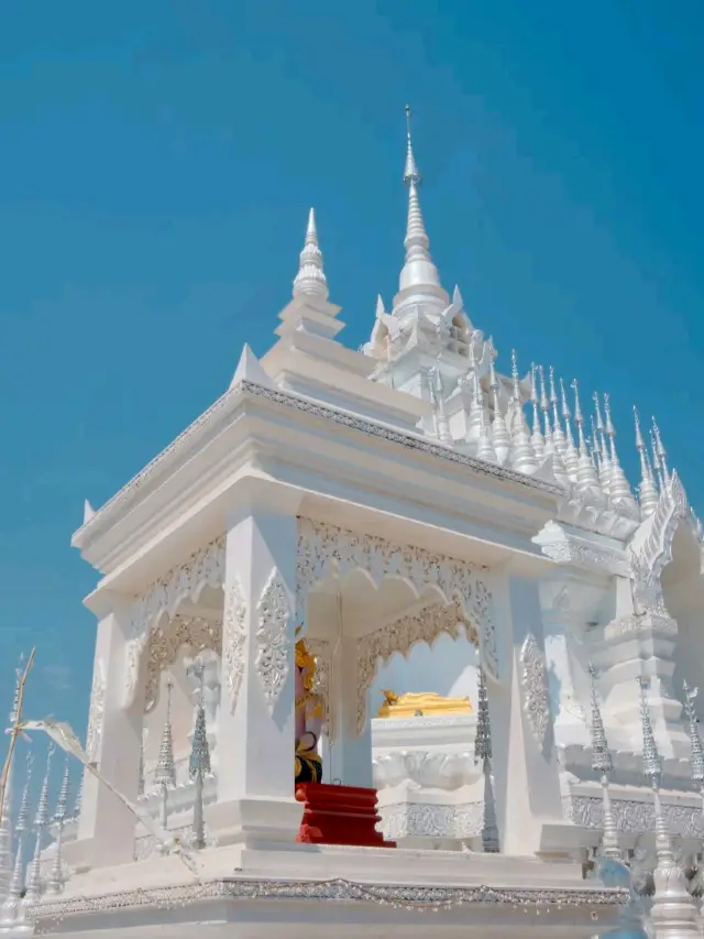 Prajna Temple: A Springtime Glimmer in White and Blue