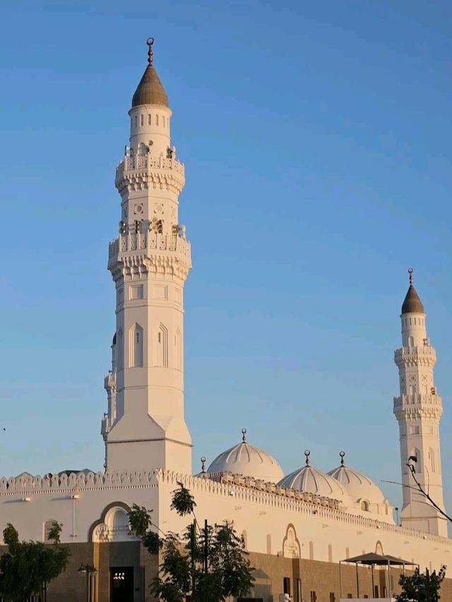 Quba Mosque: A Peaceful Gem in Medina 🕌🌤️🌙💫🕊️