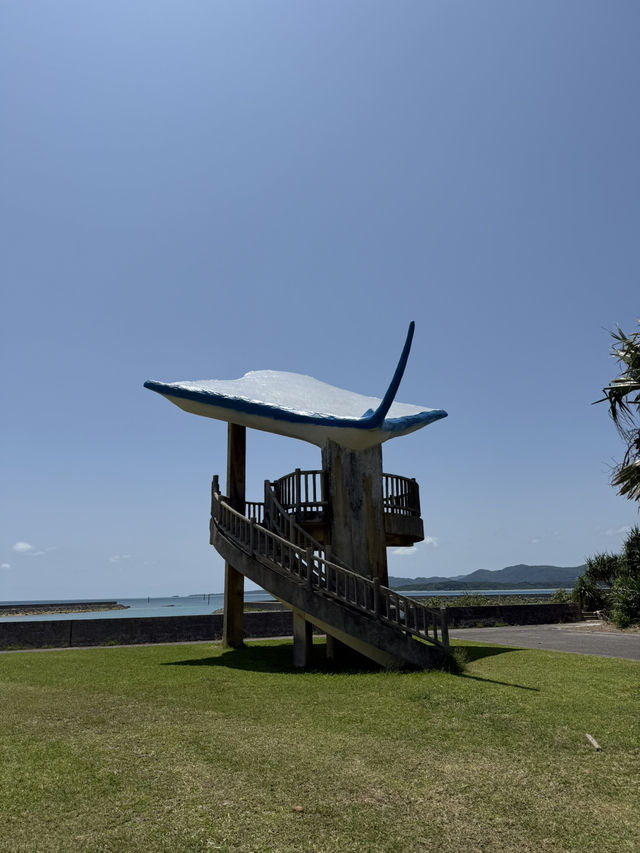 小浜島・海人公園の巨大マンタ展望台で、絶景と癒しのひとときを