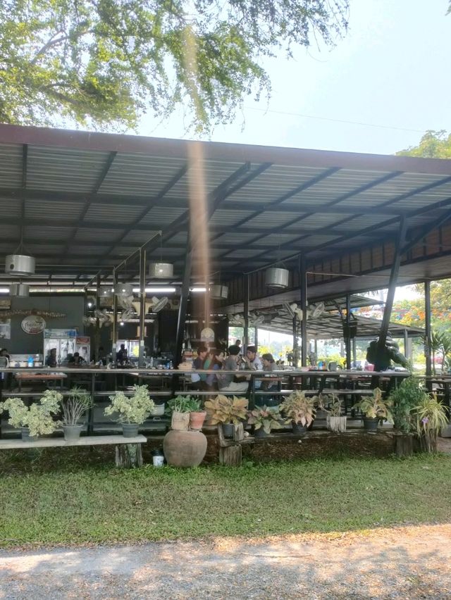 ร้านก๋วยเตี๋ยวเรือบรรยากาศดีในจังหวัดสุพรรณบุรี