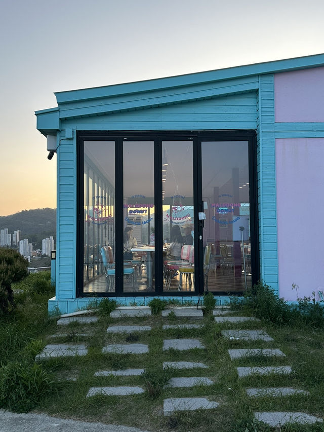 젊고 팝한 감성의 도너스를 즐기며 🌊 동해 묵호항을 감상할 수 있는 동해여행코스 추천🩵