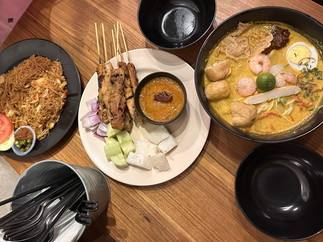 【Baba Can Cook】  “ただのカレー麺じゃない。”スパイス香る、二層構造のニョニャラクサ。