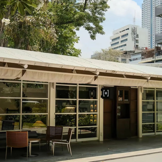 F.l.X Neilson Hays คาเฟ่ที่ผสมรวมกับสมุด