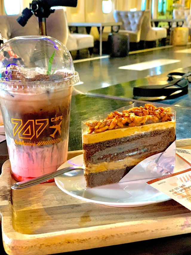 747 Café ลาดกระบัง