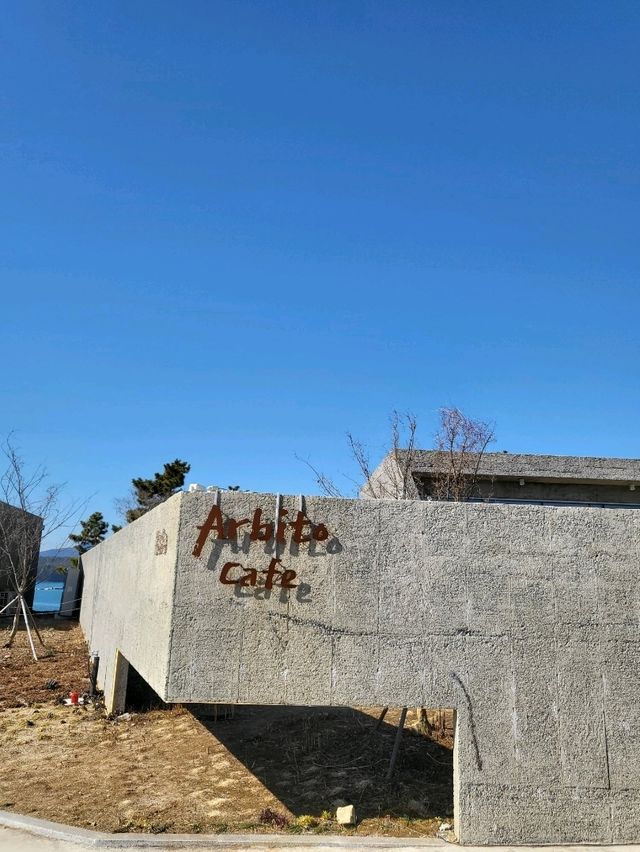에메랄드빛 바다를 조망하는 사천 오션뷰카페