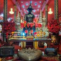 สักการะพระรามัญทรงเครื่องที่วัดโบสถ์