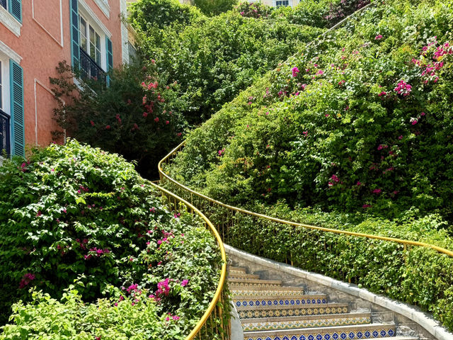 Thang Rồng – The Dragon Stairway of Sunset Town