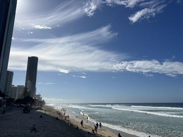 ☀️ 正午時分走在衝浪者天堂沙灘：陽光、海浪與熱情的黃金海岸