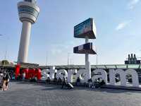 【スキポール空港 & I amsterdam｜旅の始まりを彩る玄関口とシンボル】