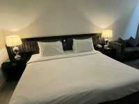 “Charming Retro Retreat: Spacious Family Suites with Heartfelt Service”