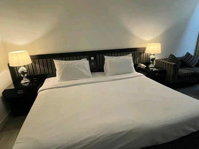 “Charming Retro Retreat: Spacious Family Suites with Heartfelt Service”