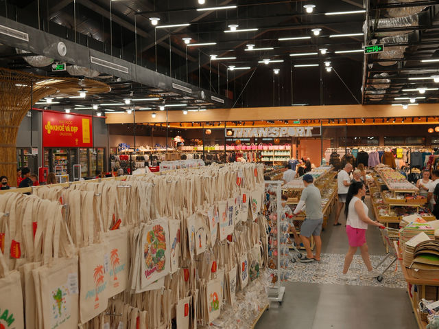 富國島🇻🇳\\金剛超市//一個地方搞掂全部手信🛍️食物/精品/手袋/衣物全都齊