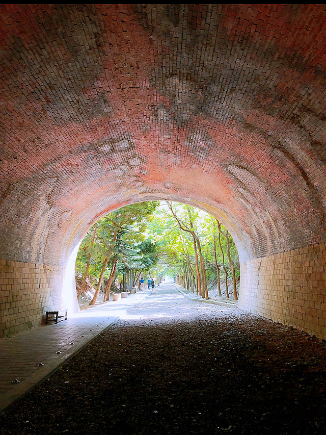 🌿 走進時光的鐵道旅程：崎頂車站與子母隧道，一段慢活系的午後散步