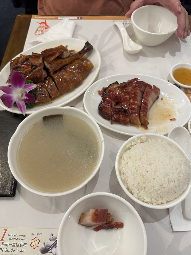 一咬爆汁！米其林一星甘牌燒鵝，讓我甘願排隊再來一次！