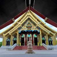 อุโบสถไม้แดง วัดพระพุทธแสงธรรม