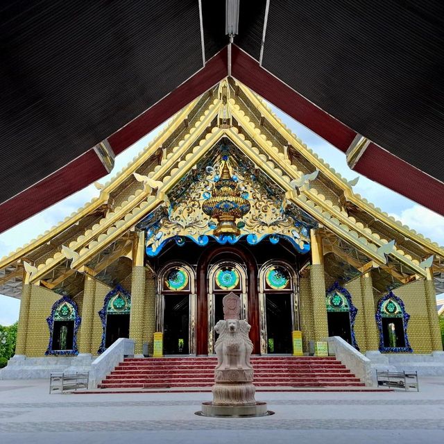 อุโบสถไม้แดง วัดพระพุทธแสงธรรม
