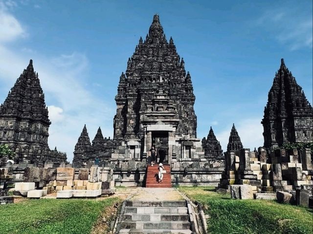 「プランバナン寺院」—壮麗なヒンドゥー遺跡で時を超える旅