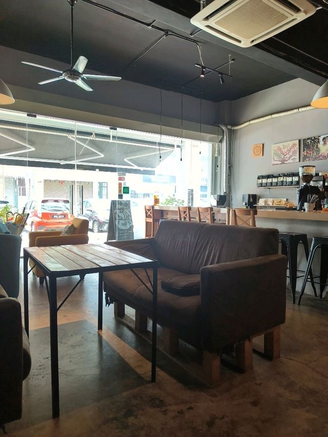 Budget Bliss at Coffeeholic Desaru: Cozy, Tasty & Chill!