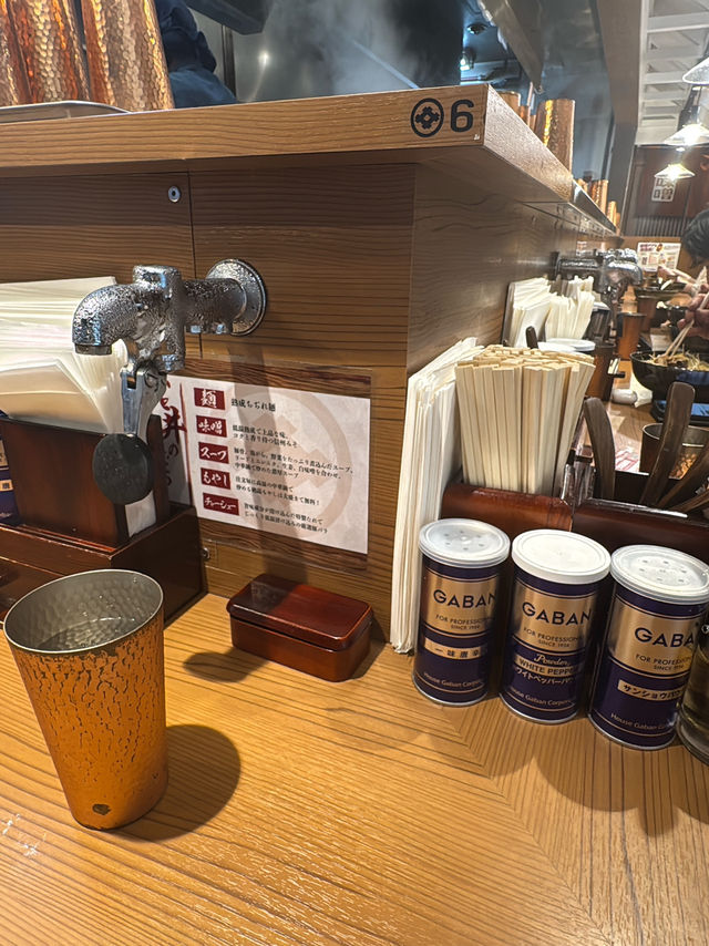 【東京駅 八重洲口】東京ラーメン横丁内の味噌ラーメン専門店、いと井