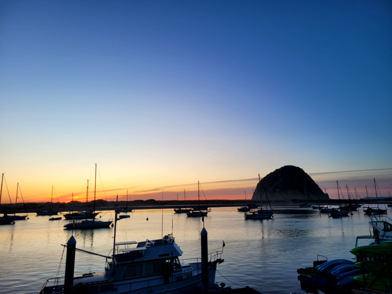 Hoàng hôn ở Morro Bay, một thành phố cảng mà tôi tình cờ gặp khi đi du lịch ở miền Tây Hoa Kỳ!
