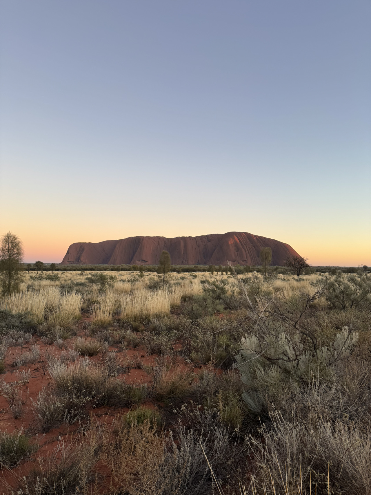 Uluru (Ayers Rock), một Di sản Thế giới, nằm ở trung tâm của Úc
