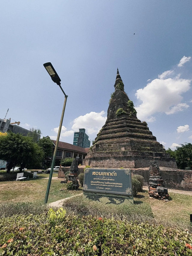 พระธาตุดำ เจดีย์โบราณกลางเมืองเวียงจันทน์