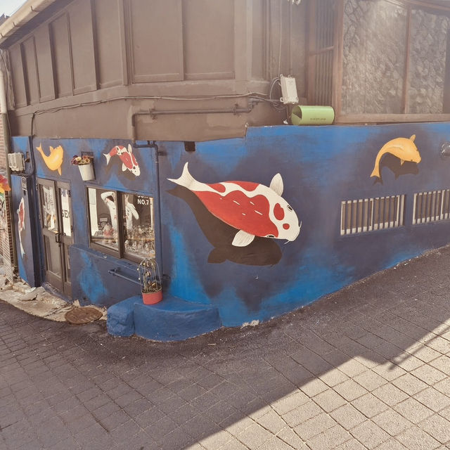 Solo Adventure in Ihwa Mural Village: Seoul’s Most Colorful Escape** 🎨🏡