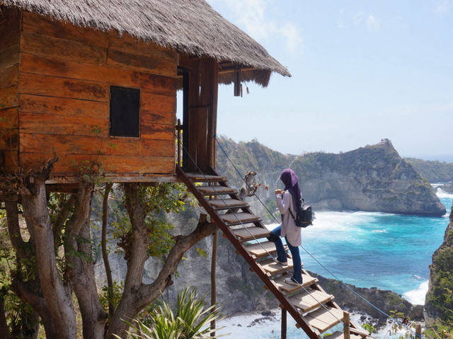 Treehouse Above the Sea – Finding Peace in Nusa Penida 🌊
