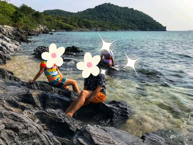 ชายหาดที่เล่นน้ำได้หนึ่งเดียวของเกาะ