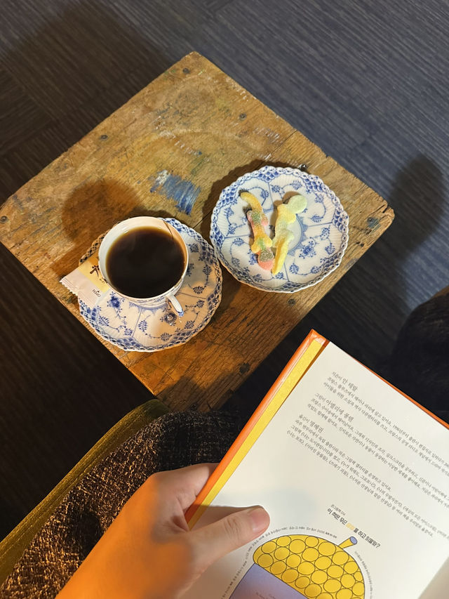 이태원 한가운데 작은 우리만의 비밀공간📚 블루도어 북스 이태원 한가운데 작은 우리만의 비밀공간📚 블루도어 북스