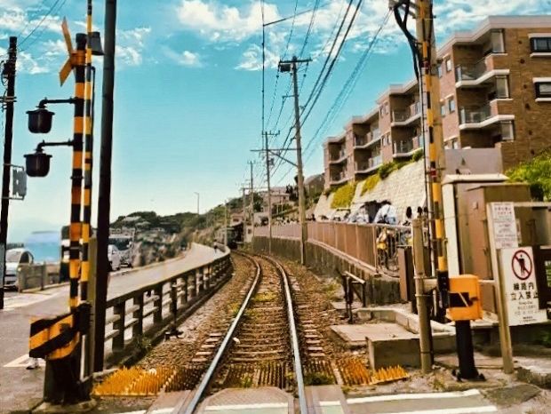 ⛩️「電車駛過的瞬間,就是青春的定格。」 ⛩️「電車駛過的瞬間,就是青春的定格。」