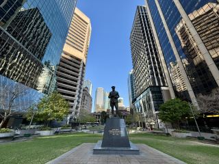 บริสเบนที่ดีที่สุดใน 48 ชั่วโมง: สัญลักษณ์ของเมืองและสัตว์ป่าออสเตรเลีย 🐨✨

เริ่มต้นการผจญภัยในบริสเบนของคุณด้วยป้ายบริสเบนอันโด่งดังในย่านเซาท์แบงก์ เหมาะสำหรับการถ่ายรูปหมู่และเซลฟี่สุดสร้างสรรค์ โดยเฉพาะยามพระอาทิตย์ขึ้นหรือพระอาทิตย์ตกดินที่สีสันกำลังเบ่งบาน! ต่อไป มุ่งหน้าไปยังจุดชมวิว Mount Coot-Tha Summit Lookout (1012 ถนน Sir Samuel Griffith) ซึ่งเปิดตลอดวันเพื่อชมวิวเมืองและแม่น้ำอันน่าตื่นตาตื่นใจ เป็นจุดที่เหมาะกับการถ่ายรูปลงอินสตาแกรม โดยเฉพาะในช่วงเวลาทอง และเป็นจุดยอดนิยมสำหรับจิบกาแฟที่ร้านกาแฟบนยอดเขา

ดื่มด่ำกับพื้นที่สีเขียวใจกลางเมืองที่ Post Office Square (270 ถนน Queen) สถานที่พักผ่อนสำหรับมื้อกลางวันหรือนั่งมองผู้คนระหว่างการสำรวจเมือง ไม่ไกลนัก ไปร่วมรำลึกประวัติศาสตร์ของรัฐควีนส์แลนด์ที่ Anzac Square & Memorial Galleries (285 ถนน Ann) แวะมาเยี่ยมชมในช่วงต้นสัปดาห์ (เปิด 10:00-16:00 น. จันทร์-ศุกร์ อาทิตย์) เพื่อผ่อนคลายและชมอนุสรณ์สถานสงครามอันน่าประทับใจ

ในวันที่สอง ลองแวะไปที่ Lone Pine Koala Sanctuary (708 ถนน Jesmond, Fig Tree Pocket) สถานที่ห้ามพลาดสำหรับคนรักสัตว์ กอดโคอาล่า ให้อาหารจิงโจ้ และถ่ายรูปกับสัตว์มีกระเป๋าหน้าท้องสุดน่ารัก ห้ามพลาดโอกาสถ่ายรูป "กอดโคอาล่า" สุดน่ารัก! มาถึงตอนประตูเปิด 9 โมงเช้า เพื่อประหยัดเวลาขึ้นรถบัสและเพลิดเพลินกับบรรยากาศสบายๆ พกน้ำดื่มและรองเท้าที่ใส่สบายไปด้วย เพราะต้องเดินเยอะมาก!

เคล็ดลับของฉัน: แบ่งเวลาเที่ยวชมไฮไลท์เหล่านี้ให้ครอบคลุมสองวัน เพื่อให้คุณได้ดื่มด่ำกับบรรยากาศอย่างเต็มที่ แต่ละจุดควรค่าแก่การแวะชม ไม่ใช่เร่งรีบ Lone Pine มีค่าธรรมเนียม (278.0 ดอลลาร์) แต่คุ้มค่าทุกบาททุกสตางค์สำหรับประสบการณ์แบบออสเตรเลียแท้ๆ!

#บริสเบน #คู่มือนำเที่ยว #MountCootTha #KoalaSanctuary #เคล็ดลับการเดินทาง