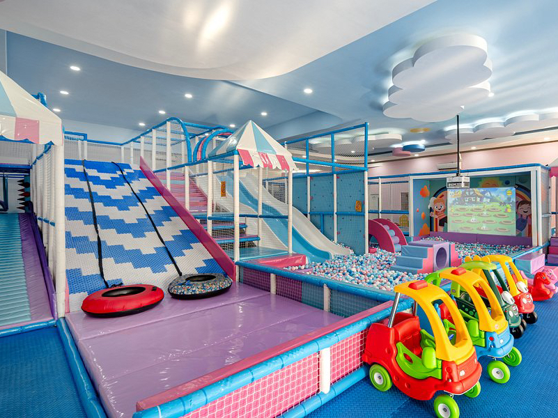 #familytravel 
This is such a fun place for kids aged 1 to 8. This is our second trip here and my daughter loves it. The indoor playground is fun and the little creative stations encourage play based learning. There is a super cafe area for parents to that even has TV screens so you can keep an eye on the older kids whilst you get some peace and quiet. For younger kids adults are welcome to stay in the play area. You need socks but they are provided if you don't have them with you. Each session is up to 3 hrs long and the staff are super friendly. Highly recommend. A great way to spend 3 hrs in the cool on a stifling hot day!