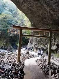 洞窟内の鳥居・・神秘的な雰囲気 願いを叶える為に積まれた石・・