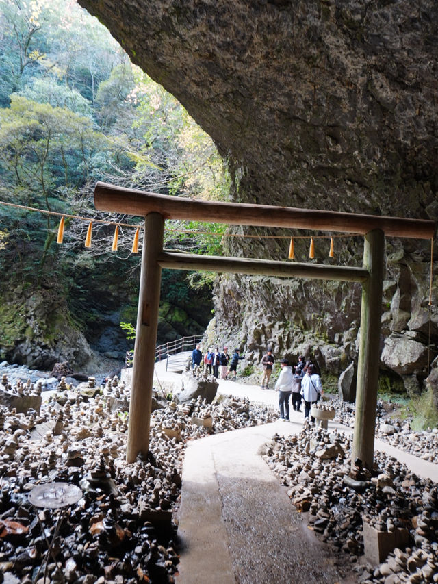 洞窟内の鳥居・・神秘的な雰囲気 願いを叶える為に積まれた石・・