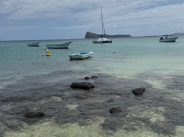 Notre Dame Auxiliatrice - Bright colors and a picturesque view of Mauritius 