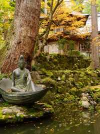 美しい6角形の塔(写経を納める塔)と紅葉の美しさ。
