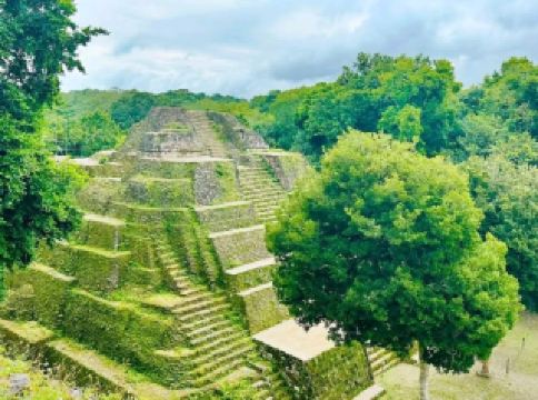 ペテンのヤシャ：古代の驚異を探る