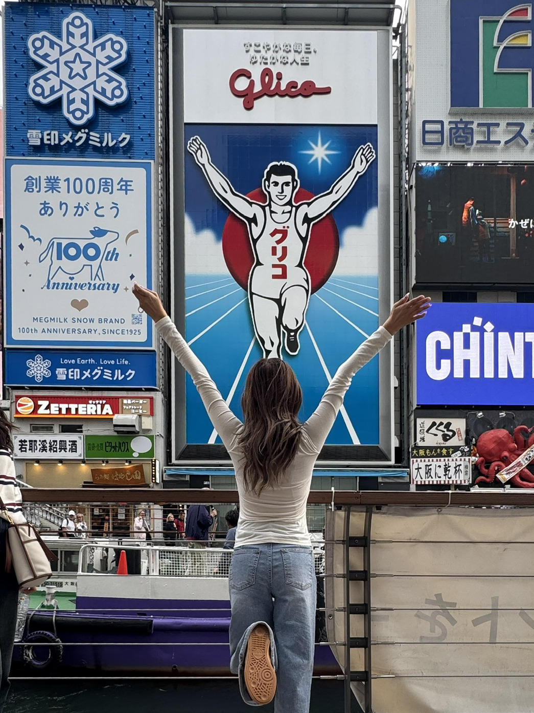 🗺️目的地介紹

📍行程安排

旅遊主題：美食、購物、街頭漫步

住宿：大阪心齋橋Nest飯店（交通樞紐，步行即可抵達道頓堀和心齋橋）

👉第一天：探索道頓堀和心齋橋

🧭目的地：難波和心齋橋地區

✈️交通：關西機場 → 南海線快速列車 → 難波站（約45分鐘）

🏖️推薦景點

• 道頓堀格力高廣告牌街（大阪標誌性拍照地點📸）

• 心齋橋商店街（服飾和化妝品購物街）

• 唐吉訶德道頓堀店（一站式紀念品、點心和化妝品商店）

🥘餐廳

• 一蘭拉麵道頓堀店🍜（單人美食天堂）

• 串炸達摩（大阪特色）

🏠 住宿：大阪心齋橋Nest Hotel

👉第二天：日本環球影城 (USJ)

🧭 目的地：環球影城

✈️ 交通：心齋橋站 → JR 難波站 → 環球影城站（約30分鐘）

🏖️ 推薦景點

• 超級任天堂世界🎮

• 哈利波特主題區（奶油啤酒必點！）

• 小小兵樂園

🥘 餐廳

• USJ 的 Mel's Drive-In（漢堡與奶昔）

• 晚餐：返回難波，前往丸山烤肉

🏠 住宿：大阪心齋橋Nest Hotel

👉第三天：京都一日遊（感性之旅）

🧭 目的地：伏見稻荷大社 → 祇園街道

✈️ 交通：難波站 → 近鐵線 → 京都站（約 50 分鐘）

🏖️ 推薦景點

• ⛩️ 伏見稻荷大社（千鳥居）

• 🌸 祇園通、花見小路（漫步於傳統街道）

• ☕ Arabica Kyoto（擁有絕佳景緻的咖啡館）

🥘 餐廳

• 錦市場（京都風味烤串、抹茶甜點）

🏠 住宿：大阪心齋橋 Nest Hotel

👉 第 4 天：大阪城 & 梅田美景

🧭 目的地：大阪城公園 → 梅田藍天大廈

✈️ 交通：心齋橋站 → 谷町四丁目站（地鐵）

🏖️ 推薦景點

• 大阪城（櫻花季必去景點🌸）

• 梅田藍天大廈空中庭園展望台（夜景點✨）

🥘 餐廳

• Lucua 地下餐廳“梅田壽司所”

• 前往機場前，推薦一家章魚燒店“Atsu Atsu Honpo”

🏠 住宿：大阪心齋橋 Nest Hotel

💡 旅遊小貼士

• 使用關西交通卡或 ICOCA 卡可節省交通費用

• 日本環球影城門票必須提前透過官方 App 或 Klook 預訂

• 建議將行李寄存在飯店前台或難波儲物櫃，避免使用投幣式儲物櫃

• 提前確認餐廳是否接受交通卡或信用卡付款

• 適合拍照打卡的地點：👉 道頓堀運河夜景、京都 Arabica 咖啡館、梅田展望台

#旅行行程 #旅行指南 #冬季旅行 #戶外約會 #室內約會 #海外旅行 #旅行計劃 #旅行行程 #海外酒店 #大阪旅行 #日本指南